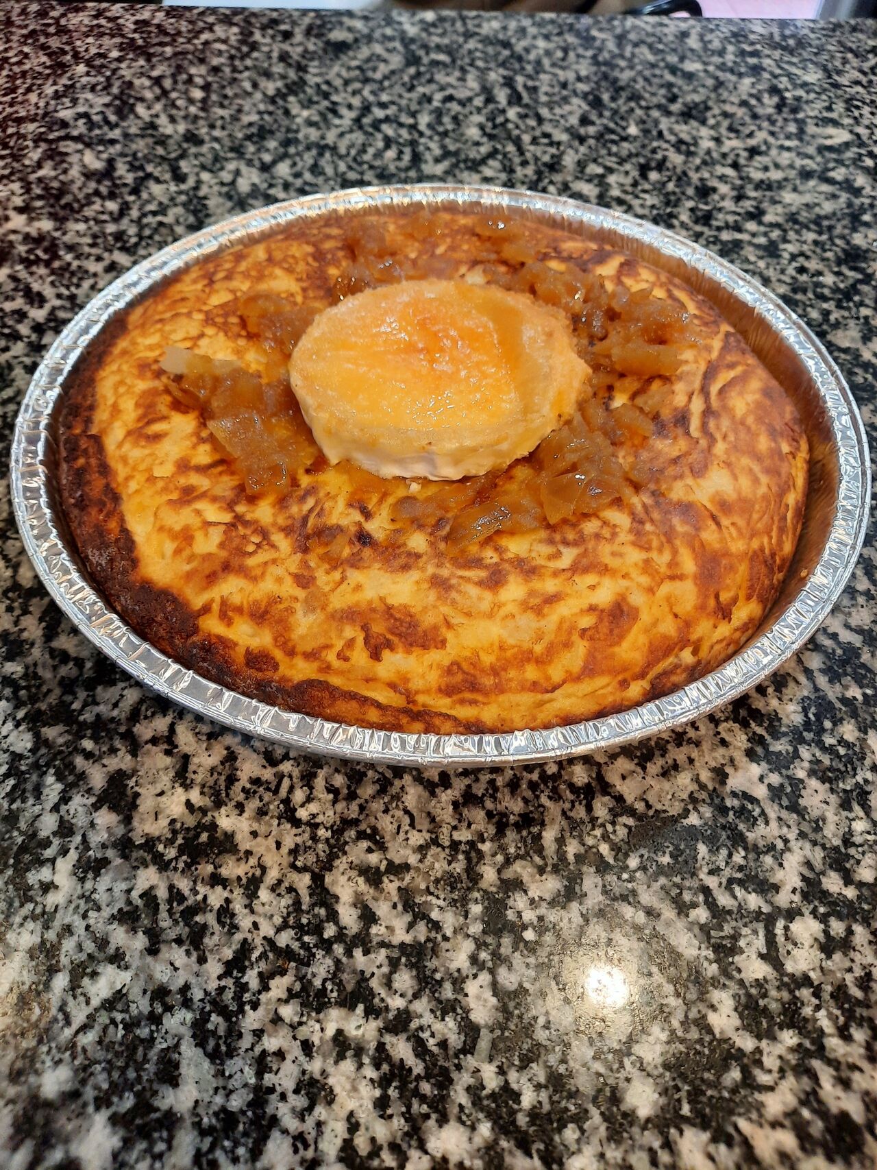 Tortilla de queso de Cabrá con cebolla caramelizada 