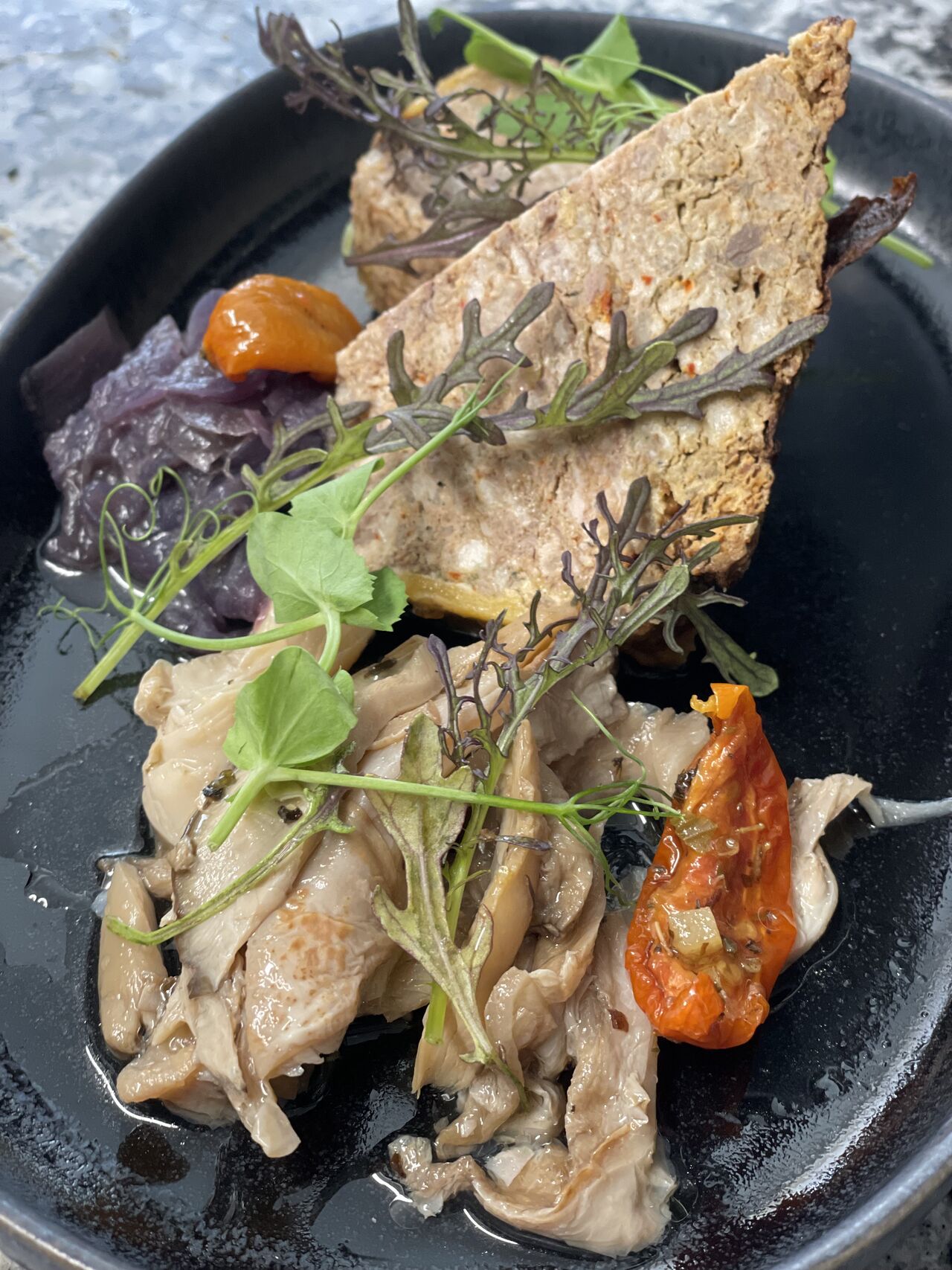 Terrine de campagne maison, pleurotes marinées