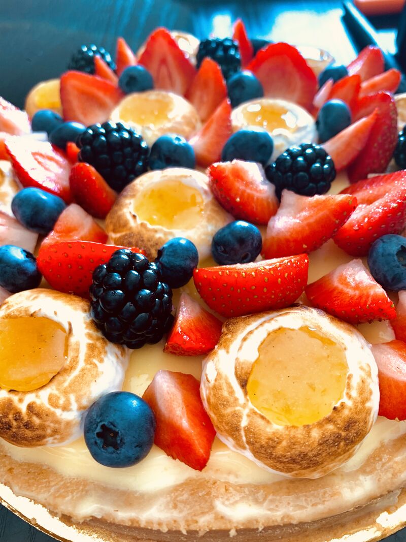 Tarte citron revisitée
Sablée amandes
Financier amandes, confits et crémeux citron frais, meringue italienne et fruits frais 