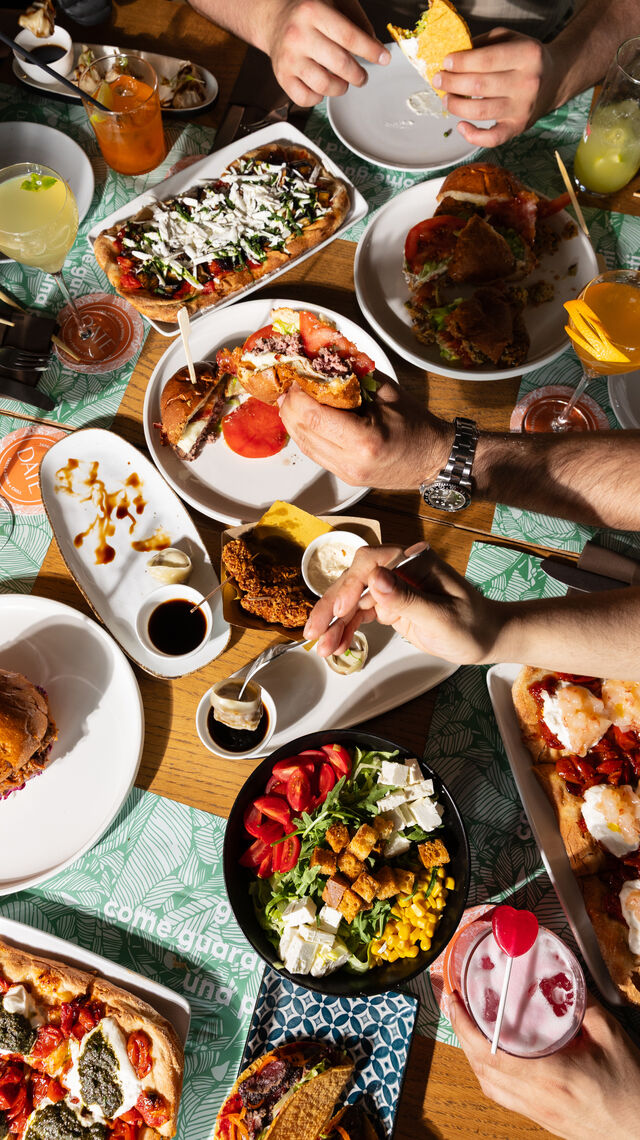 Mangia, brinda e condividi 