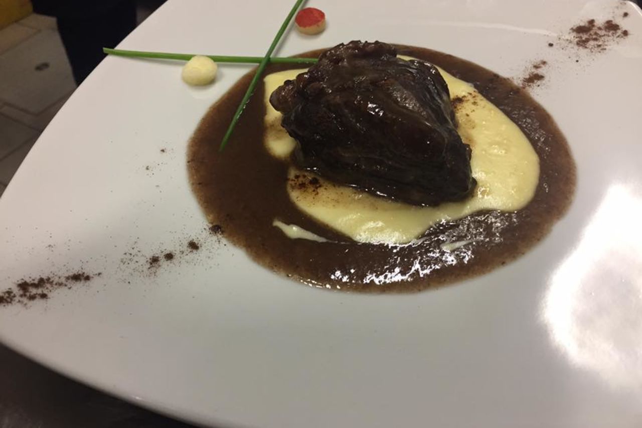 Guancia di vitello brasata al barolo con crema di topinambur e liquirizia