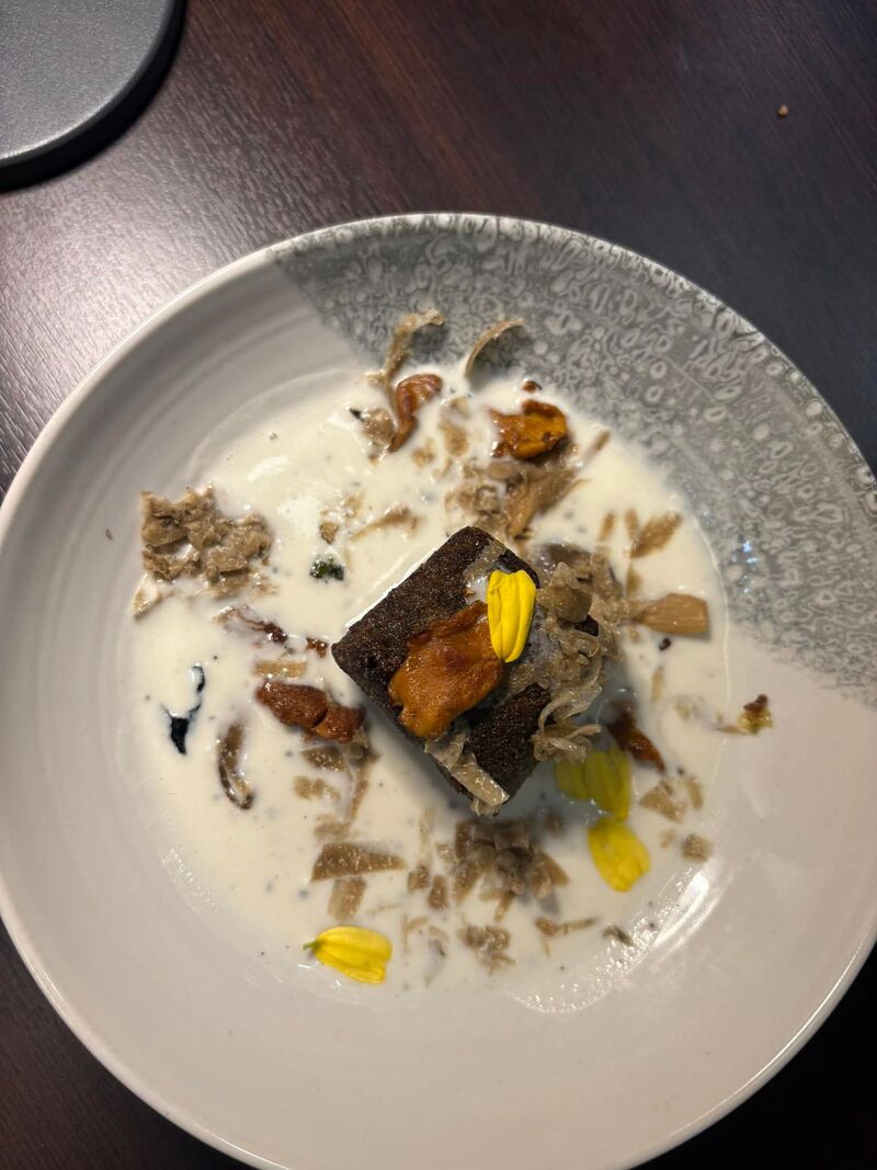 Croustillant de jarret de porc, velouté de topinambour à la truffe