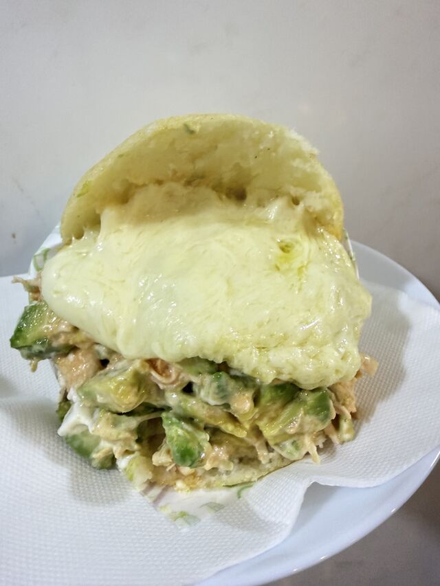Arepa reina pepiada y queso 