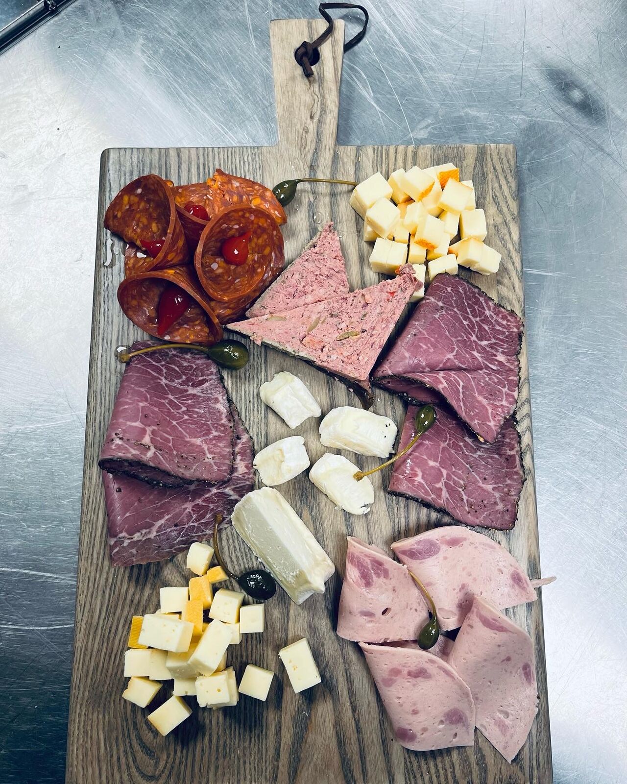 Une petite planche aperitive ça vous dit ?
Disponible en L ou XL à partager sans moderation 😋
Celle-ci c’est une L !