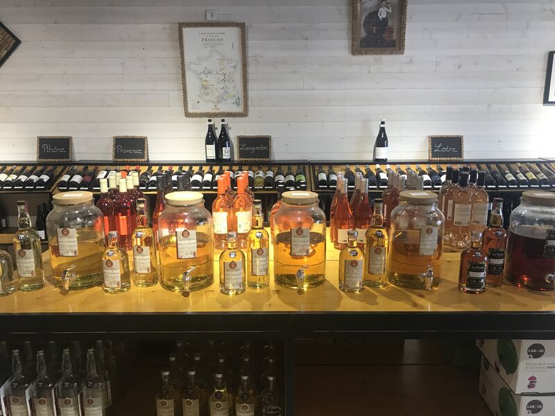 Une sélection de rhum et whisky en vrac est à votre disposition (disponible par 20, 50 ou 70cl).