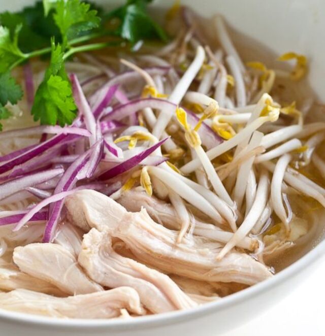 Pho Gà Soupe vietnamienne de Poulet, servie avec des Tagliatelles de Riz