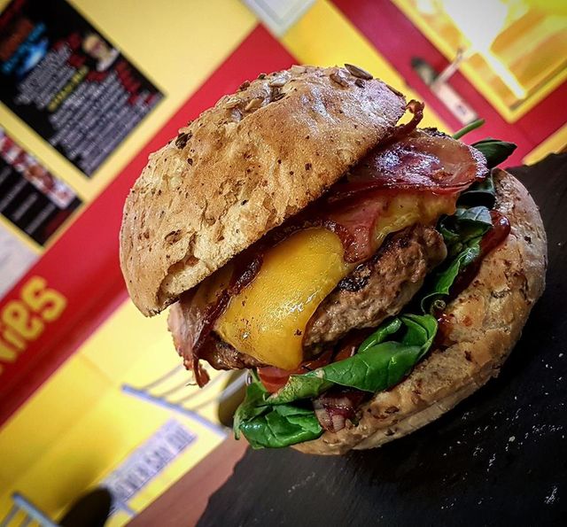 White cream ili BBQ umak,200g čiste junetine,mladi špinat,karameliziran luk,marinirana rajčica, chedar sir, hrskava slanina.