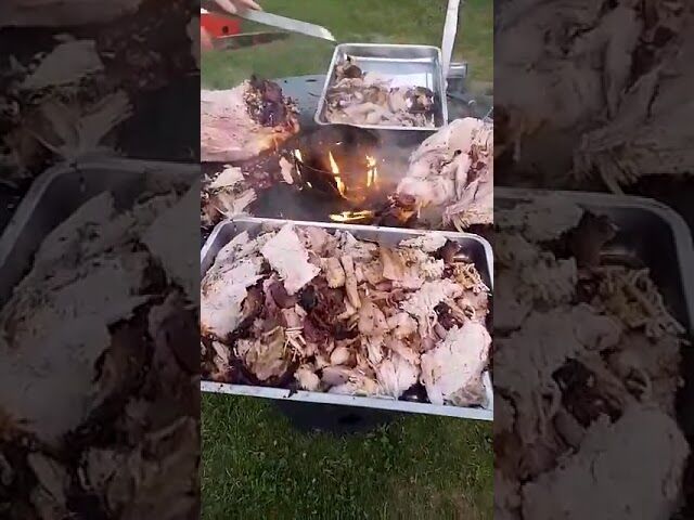 Découpe de la viande sur la plancha géante au feu bois