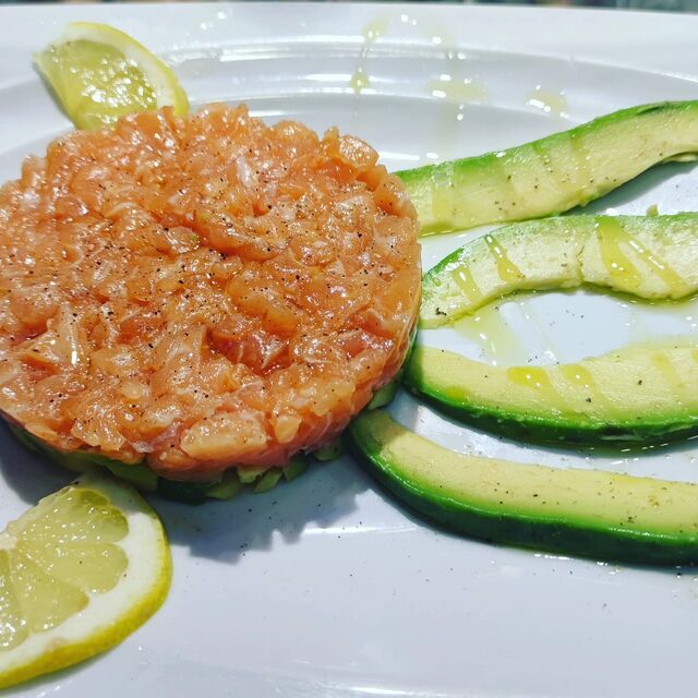 Tartara Salmone e zucchine grigliate