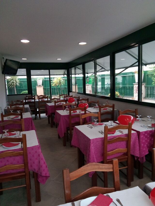 Sala com vista para o jardim.