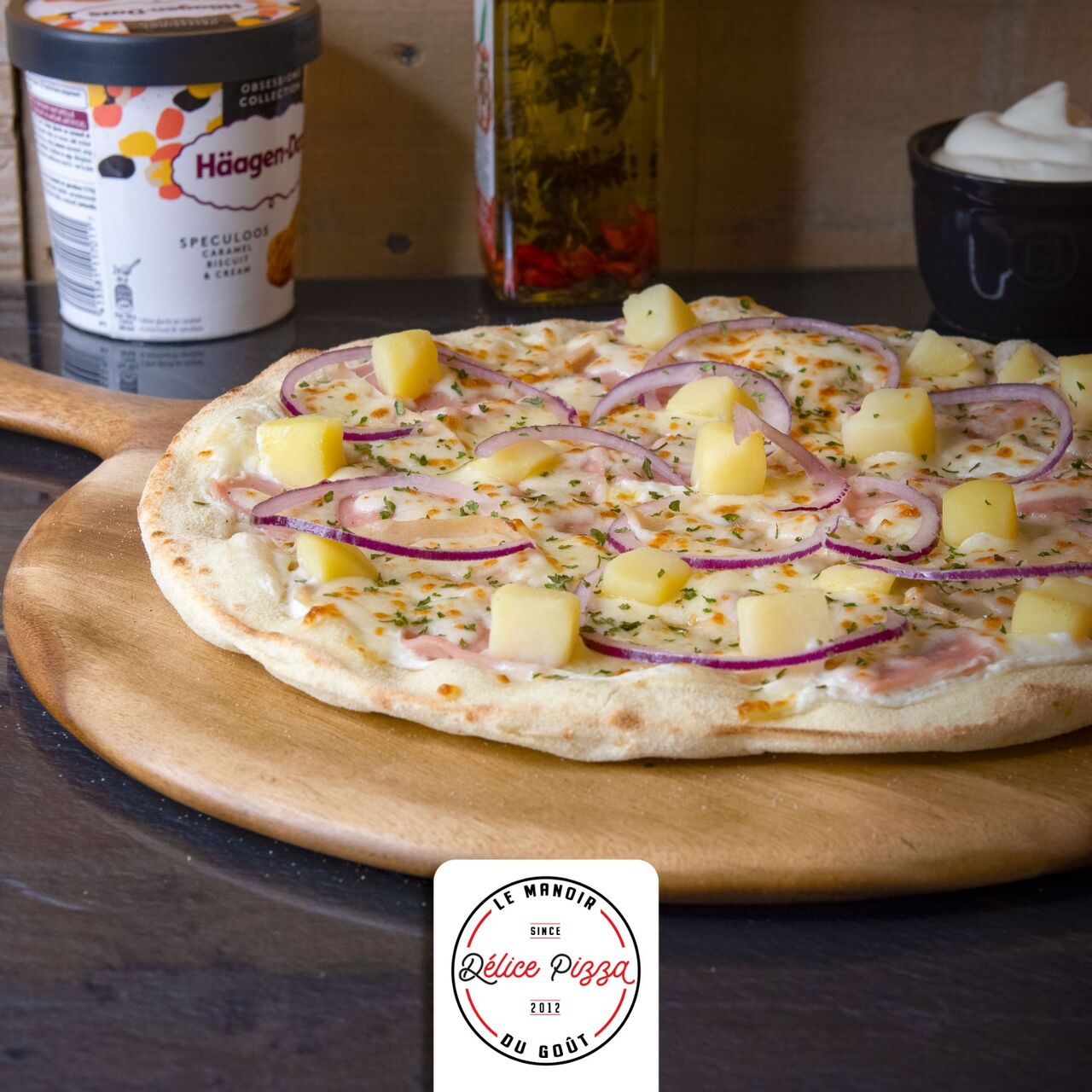 LA GOURMANDE : crème fraiche, blanc de poulet, jambon, mozzarella, pomme de terre, oignons, oeuf, persillade.