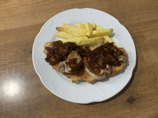 TOSTA DE SOLOMILLO CON CEBOLLA