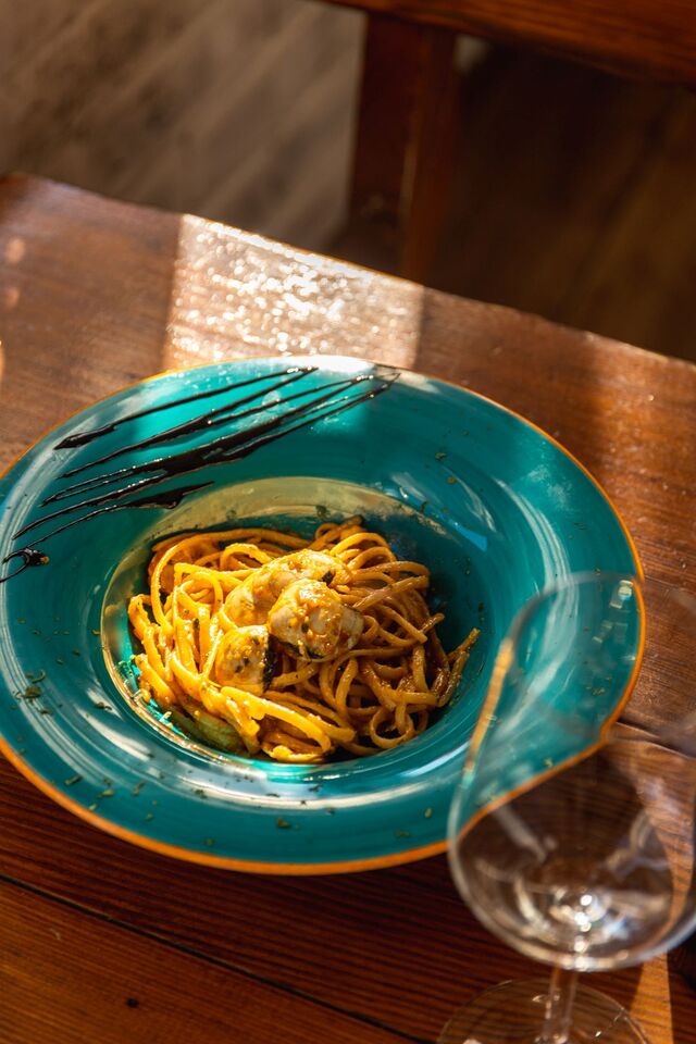 Bavete sa dagnjama i vongolama u umaku od bijelog vina 