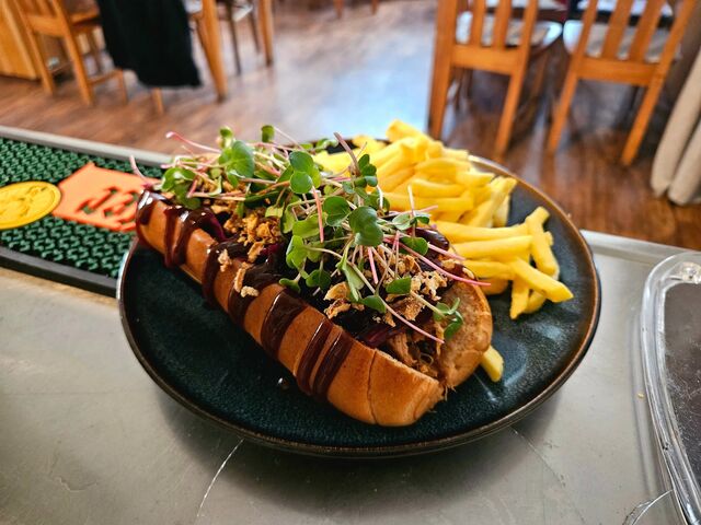 Hot dog s trahným masem a hranolkami