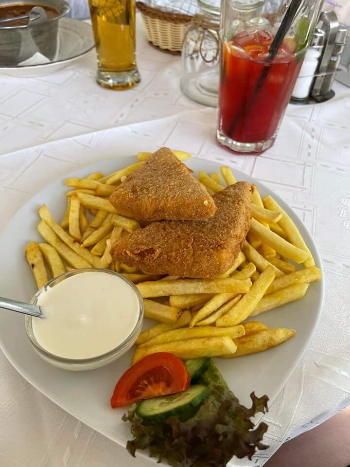 Rántott sajt tartármártással és sült burgonyával