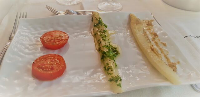 Mise en bouche
Tomate au Gomasio, poivre aux 3 baies Malgache, huile d'olive Noire et asperges aux 2 assaisonnements
