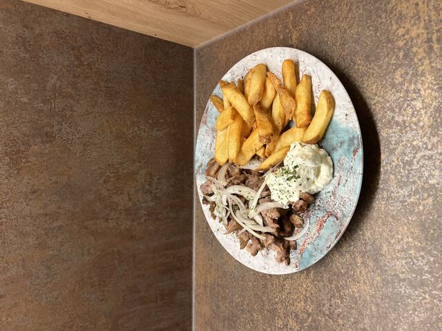 Gyros Teller mit Steakhouse Pommes 