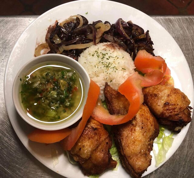 poulet frit accompagner de riz et sa sauce chien