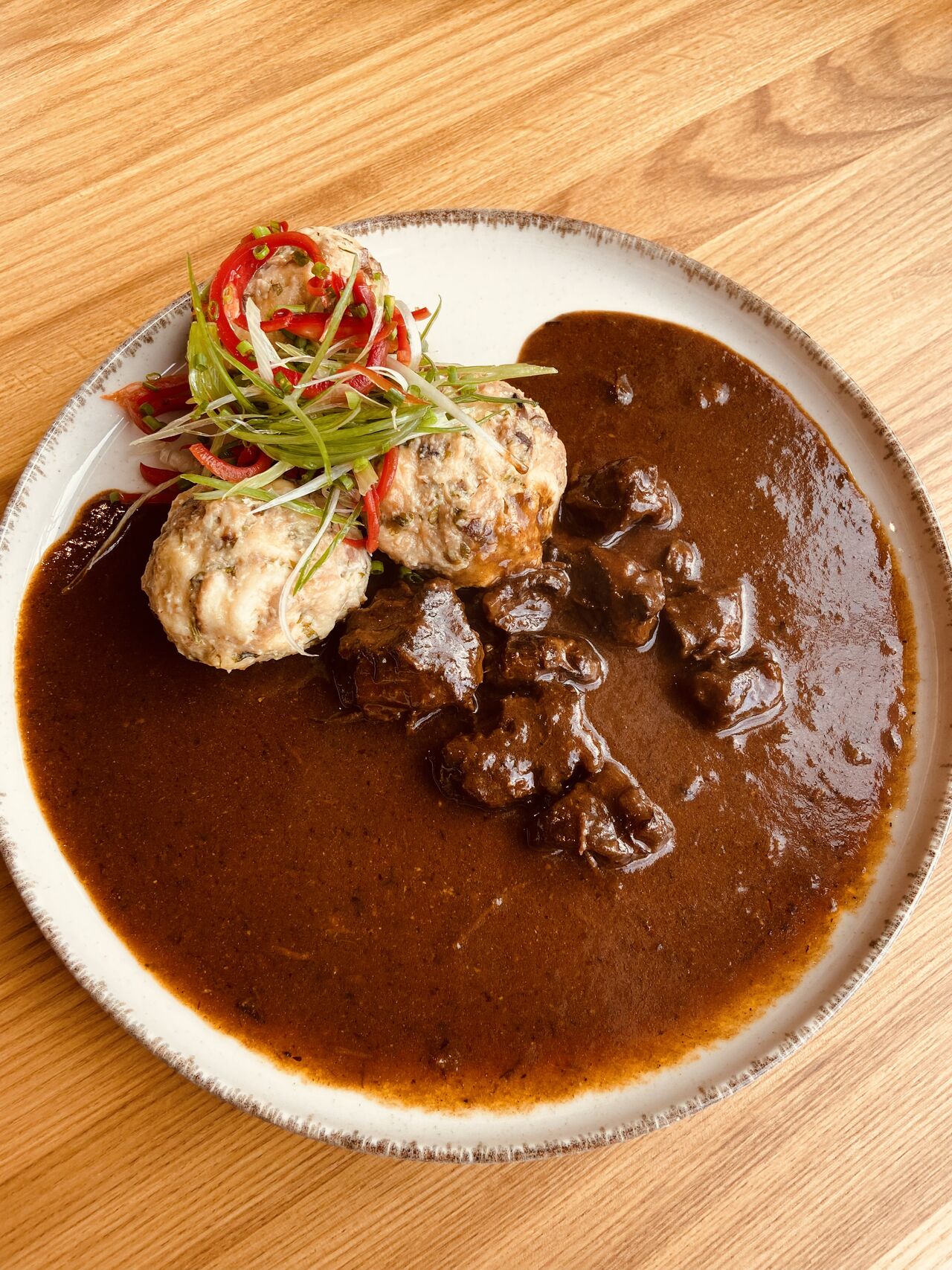 Hovězí guláš na pivě, špekové knedlíky 