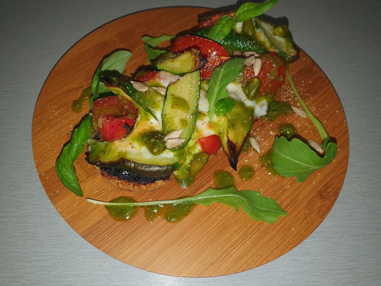 BRUSCHETTA, tomates, courgettes et mozzarella, pistou basilic et pistache