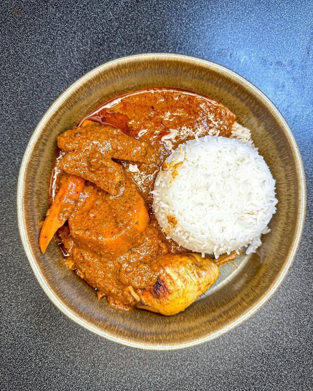 Mafé poulet  Plat accompagné d'une sauce onctueuse à base d'arachide et parfumée à la tomate