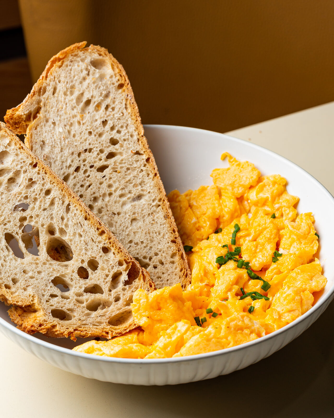 Ovos mexidos com pão sourdought