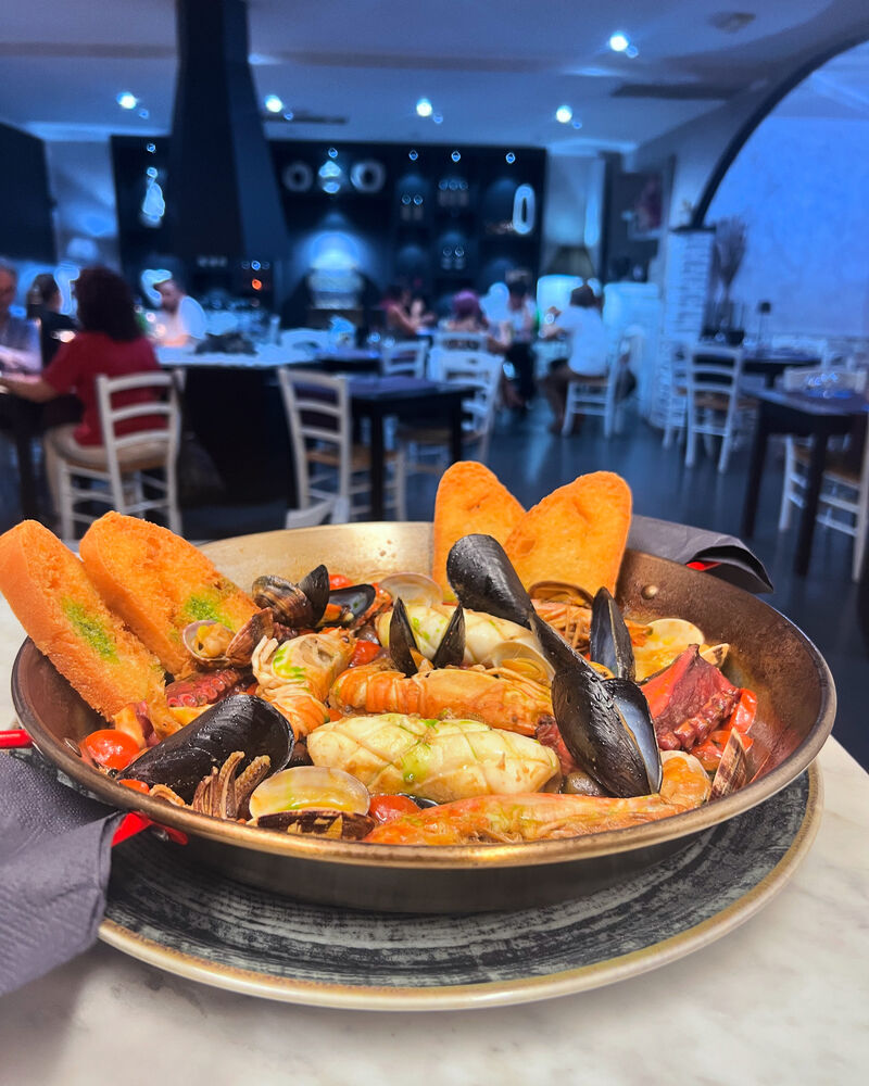 Padellata molluschi e crostacei con crostini 