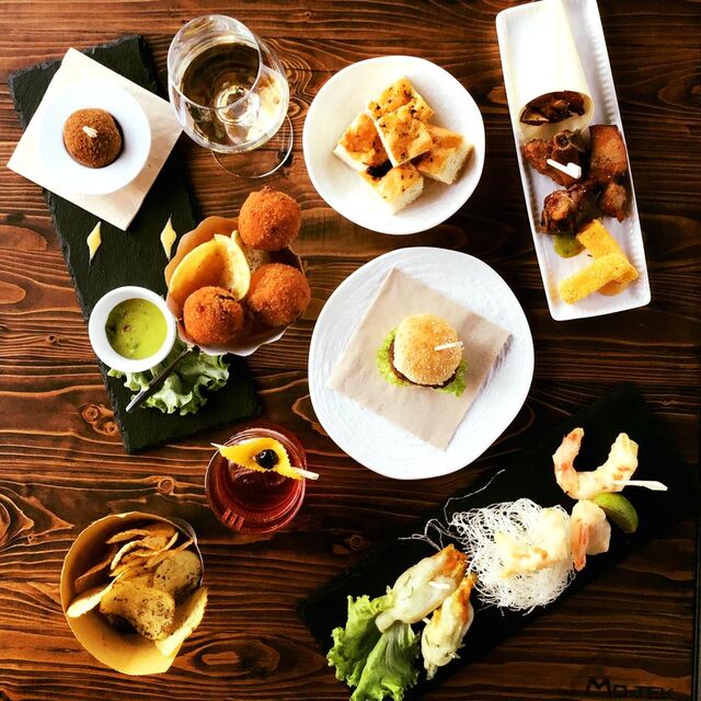 Aperitivo informale con cicchetti e tapas