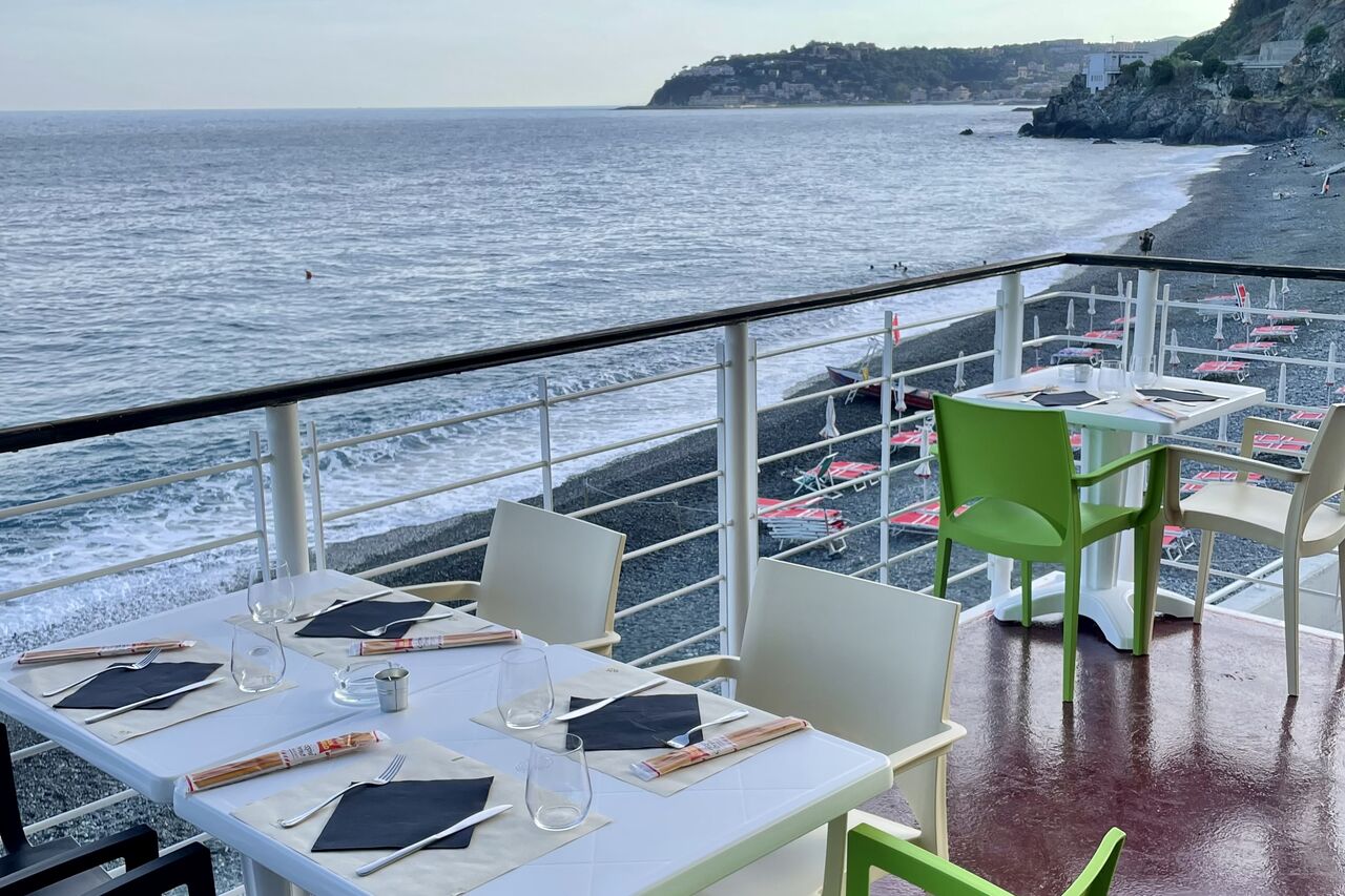 Per soddisfare il tuo appetito con piatti prelibati e la tua sete con aperitivi unici, mentre il tramonto colora le acque di sfumature degne di un grande pittore.