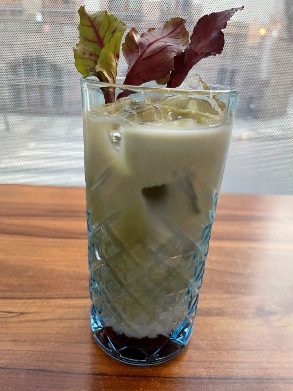 matcha na zimno z dodatkiem syropu hibiskus lub różany z liśćmi szawiu krwistego.