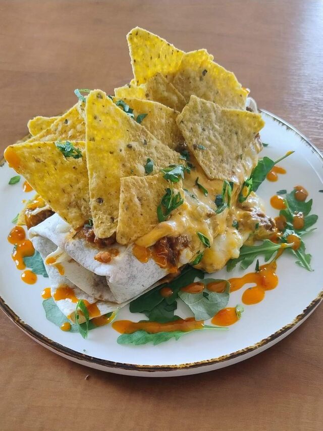 Burrito zapiekane z serem i chrupiącymi nachosami | Baked Burrito with Cheese and Crunchy Nachos
