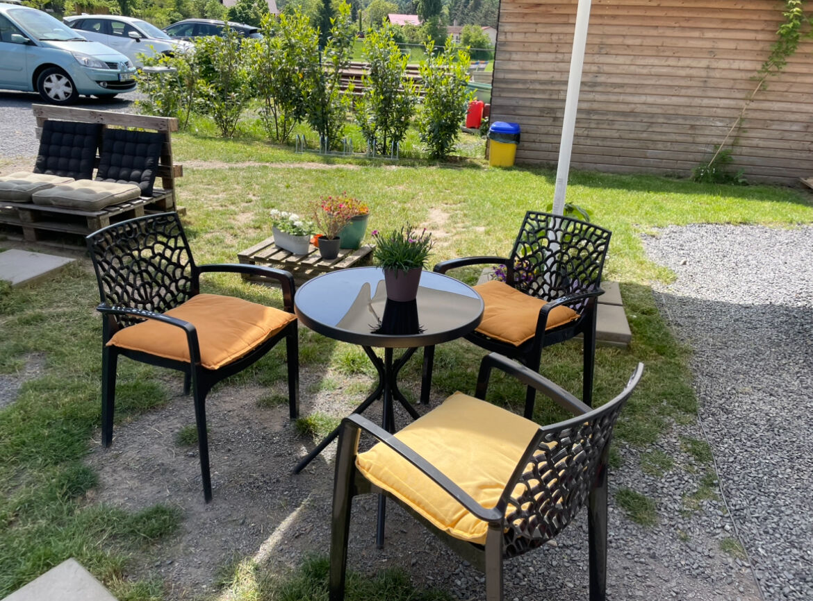 Posezení před kavárnou