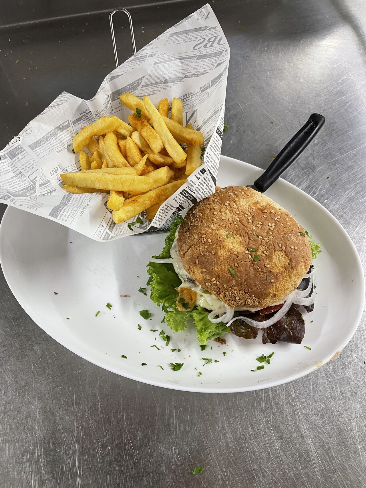 Cheeseburger mit Pommes