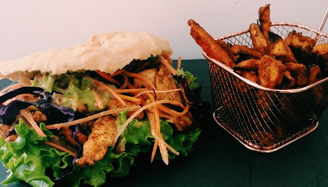 LE MEXICAIN
blanc de poulet assaisonné, guacamole, salade, mix chou rouge et carotte râpée et frites de patate douce 