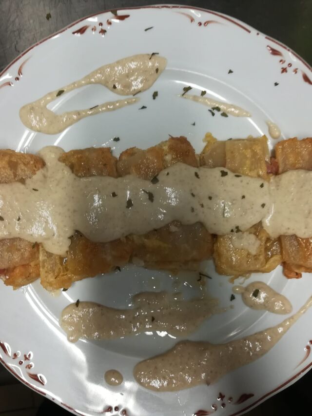 Pencas rellenas de jamón y queso con salsa de setas