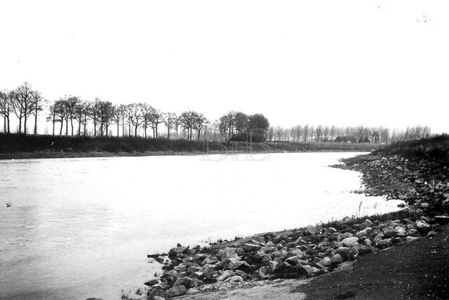 De Maas stroomt langs ons dorpje.