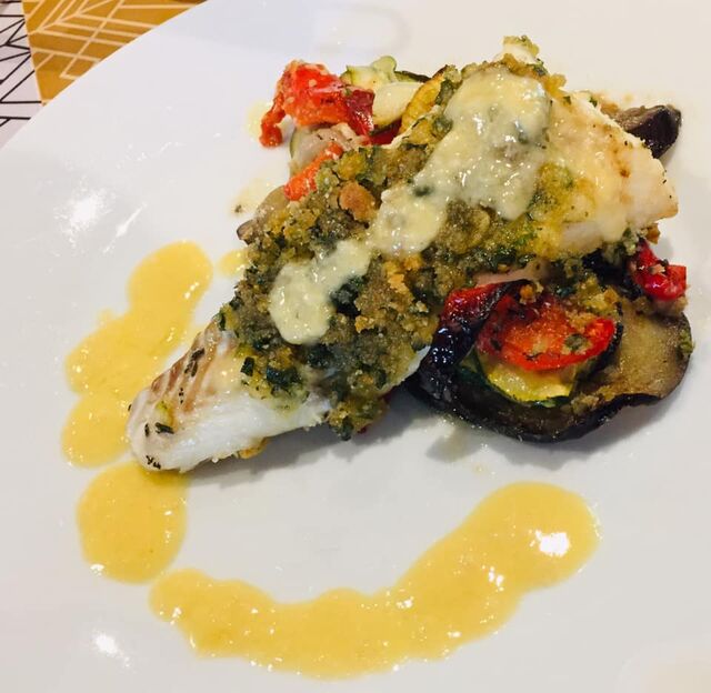 Dos de cabillaud en croûte d'herbe aux légumes grillés et sa sauce beurre blanc. 