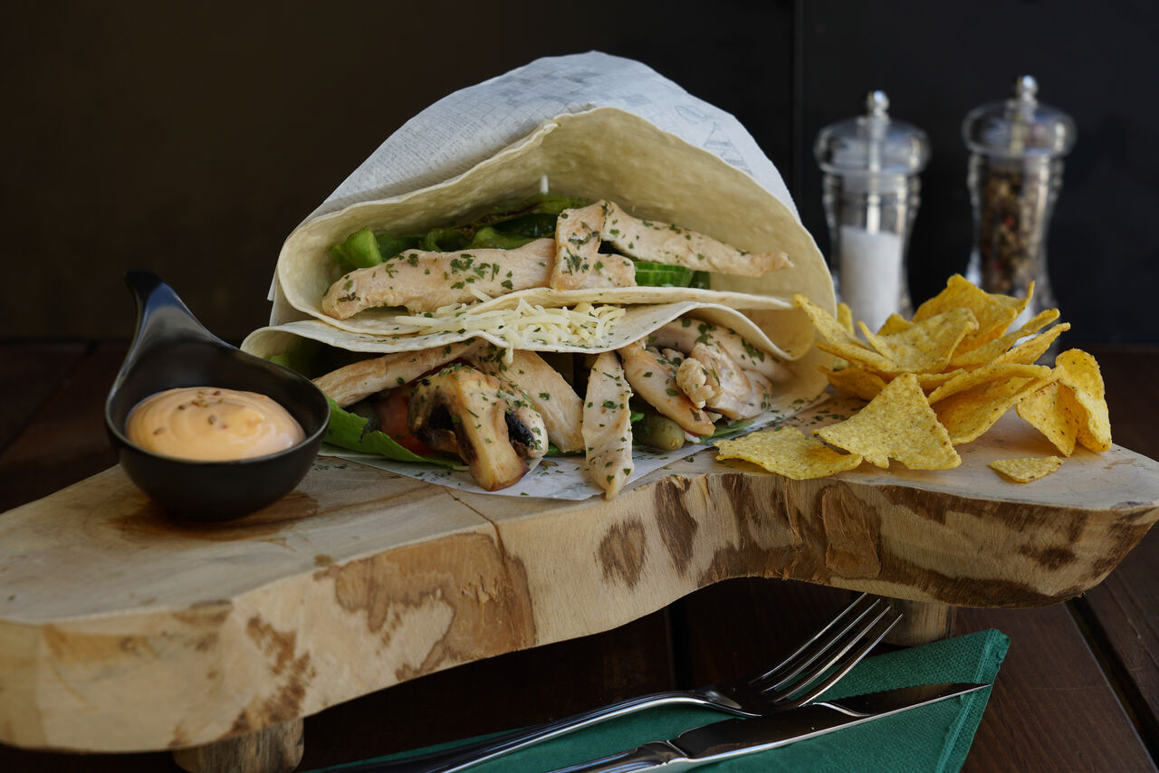 Cheesy Chiken : Mozzarella, eieren, gegrild kip, tomaten, wortelen en rucola.