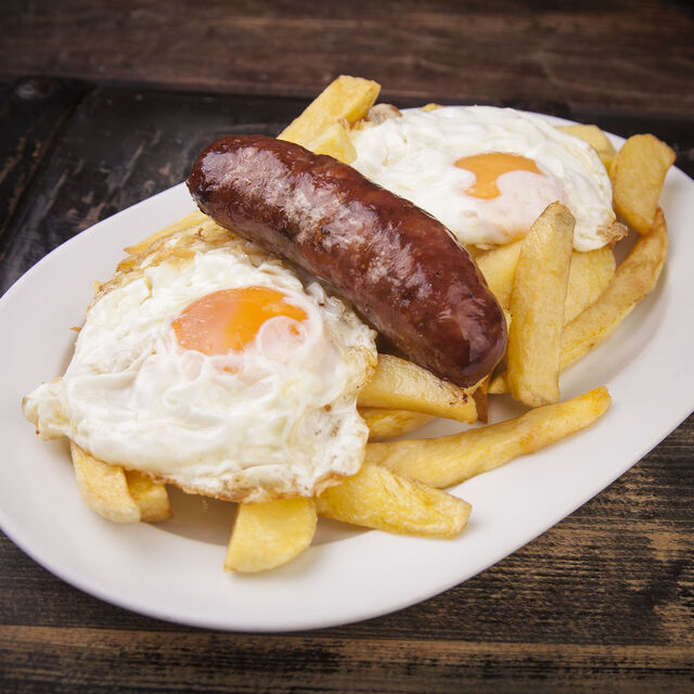 Huevos rotos con chorizo criollo.