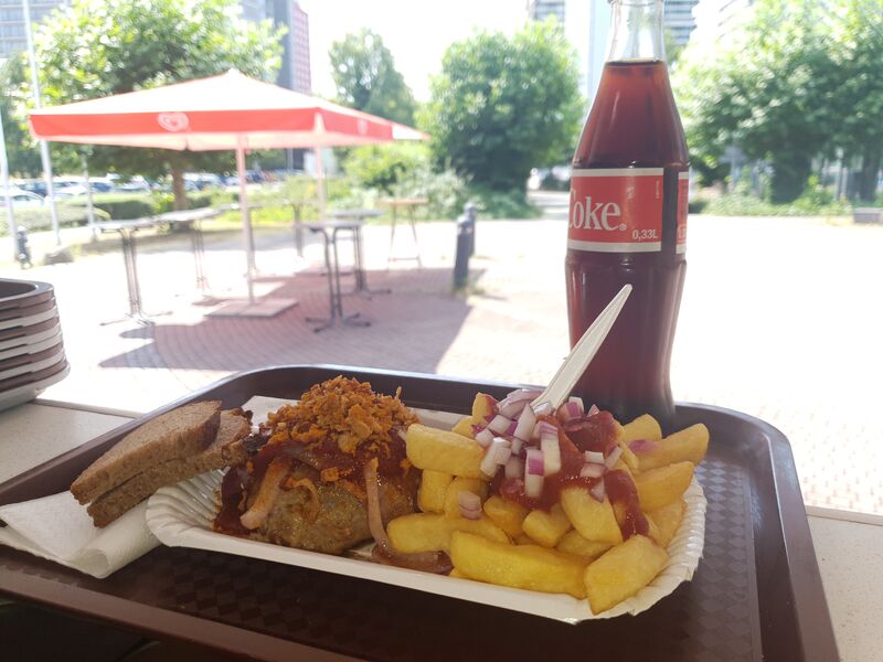 Curry-Frikadelle mit Steakhousefries und Cola
