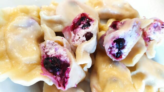 Pierogi z serem i czarną porzeczką