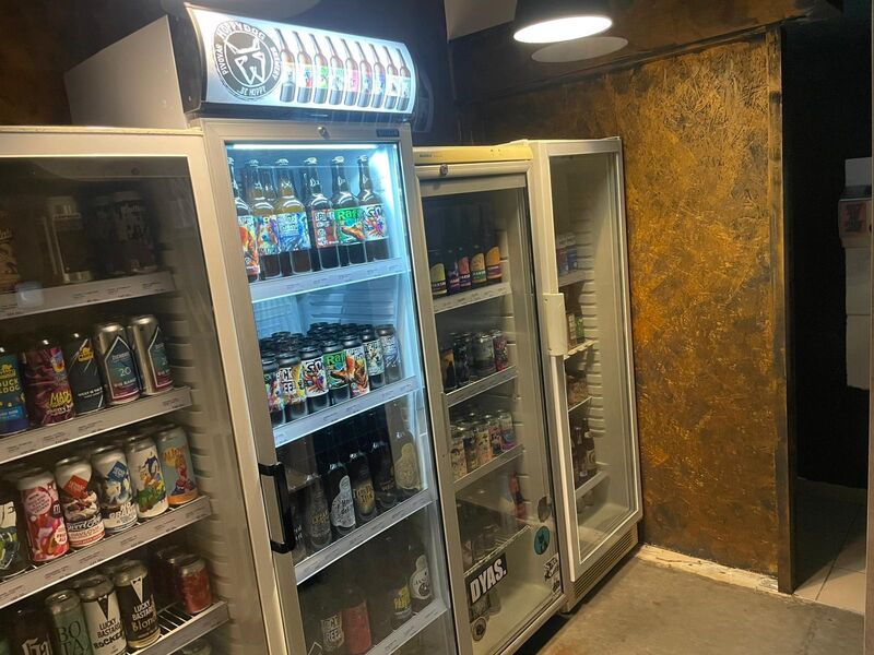 4 lednice plné plechovek a lahví alka i nelaka z minipivovarů