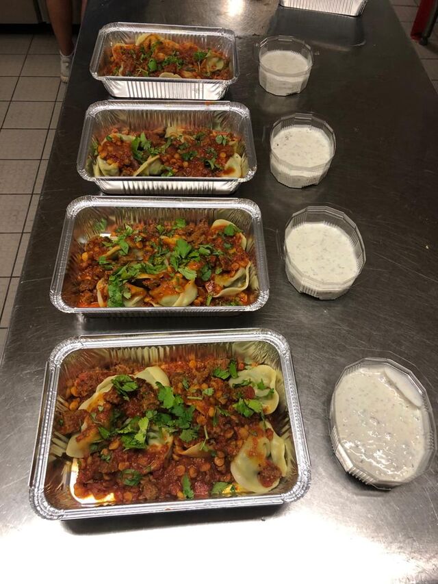 ASHAK (emporte)
Raviolis à la vapeur farcis aux poireaux et épinards accompagnés d'une sauce boulettes de bœuf 