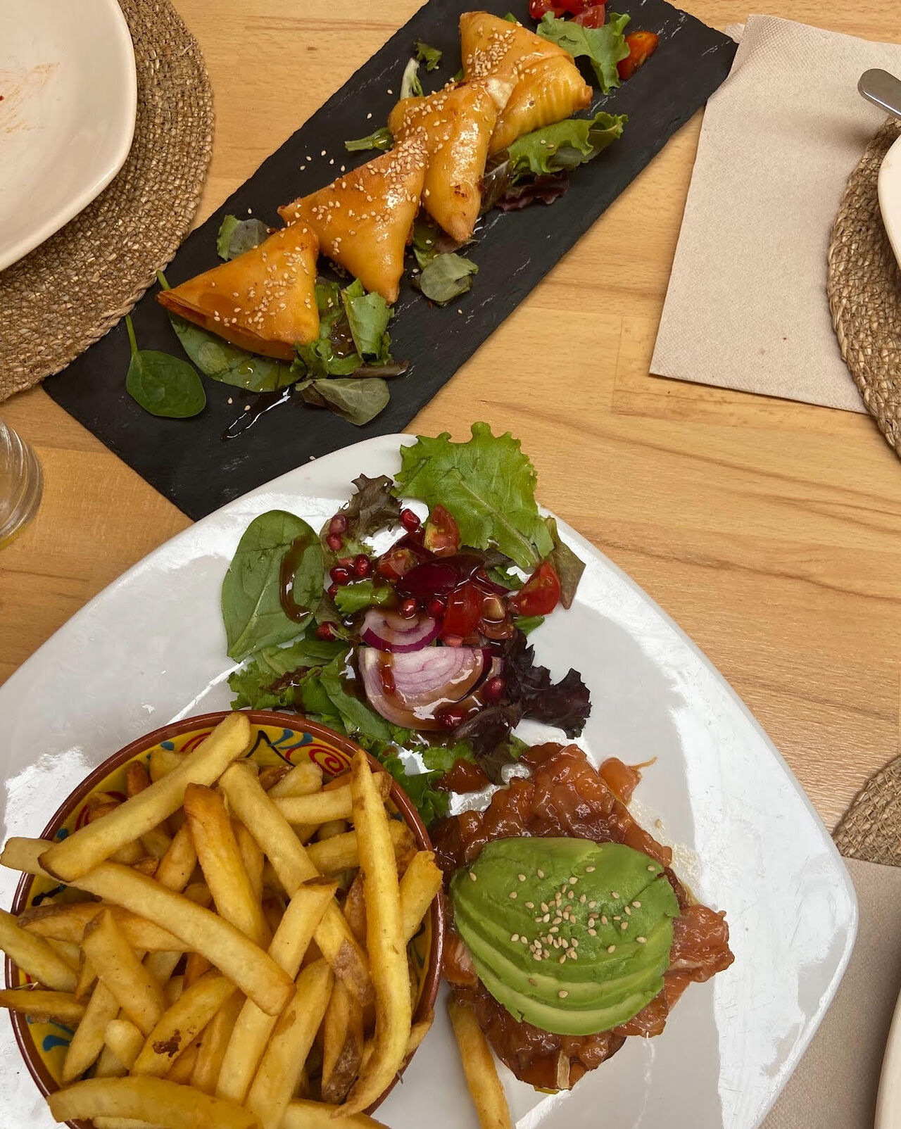 Samosas de queso de cabra y Tartar fresco de salmón / Goat cheese samosas and Fresh salmon tartare