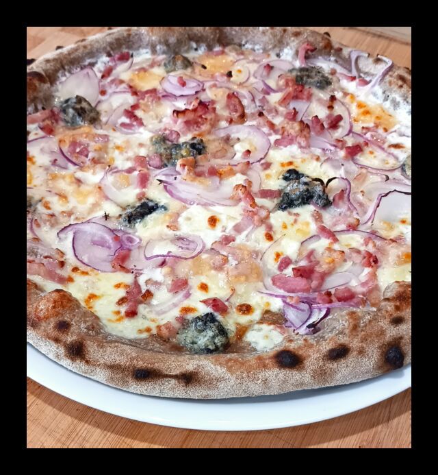 Pizza Verone - base crème, mozza FDL, oignons rouges, gorgonzola, lardons fumés, parmesan