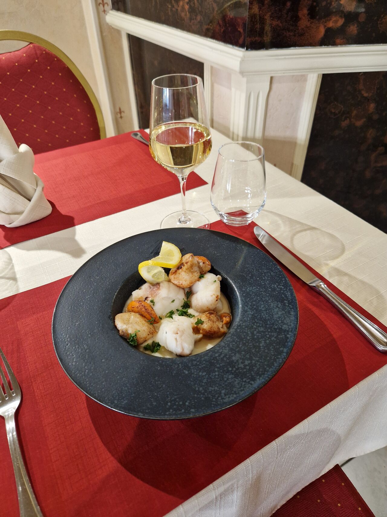 Panaché de lotte et Saint Jacques au Champagne