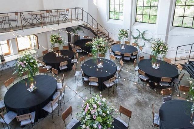 Duża sala - aranżacja z dużymi, okrągłymi stołami.