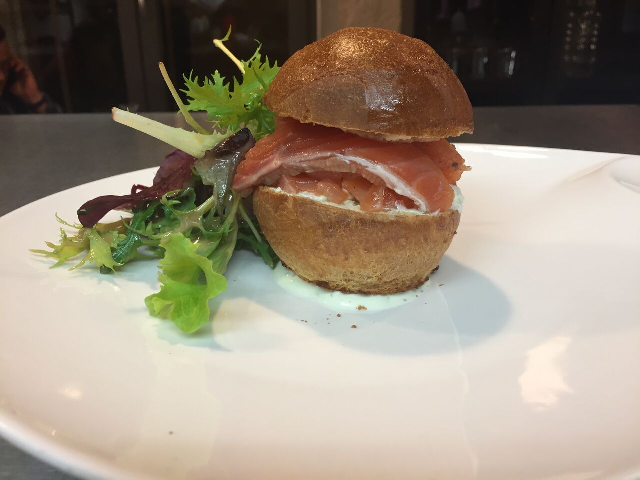 Burger de saumon gravlax à la crème acidulée bun's maison 