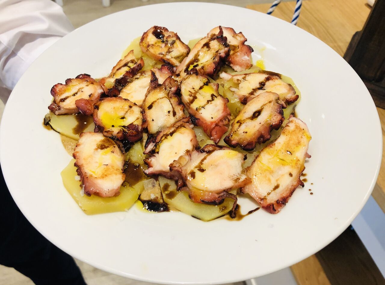Pulpo a la parrilla con salsa de boletus