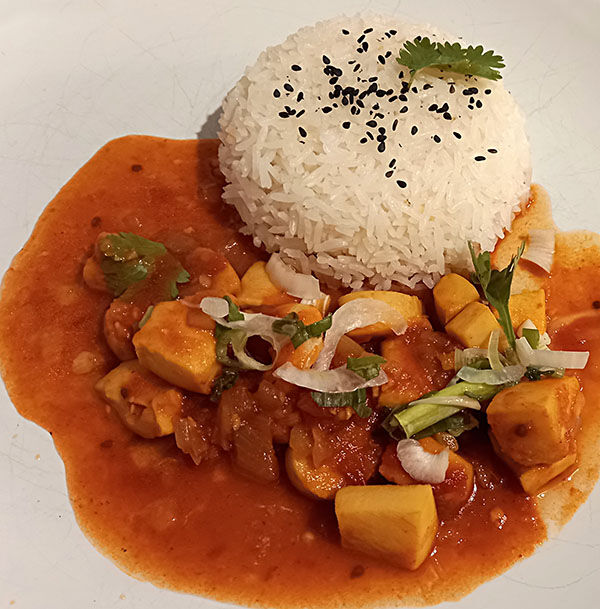 Curry de lamelles d'encornets accompagné de riz blanc parfumé